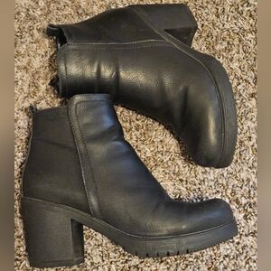 Black ankle heeled booots